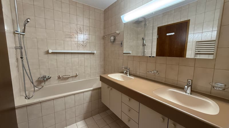 Delizioso appartamento di 5.5 locali con camino e vista a Lufingen (13)