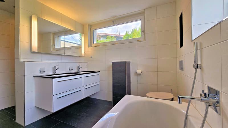 Maison unifamiliale moderne avec beaucoup d'espace de vie et une belle vue (15)