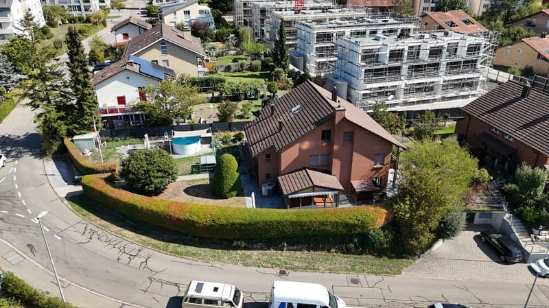 Charmantes 6.5-Zimmer-Zweifamilienhaus in Embrach (2)
