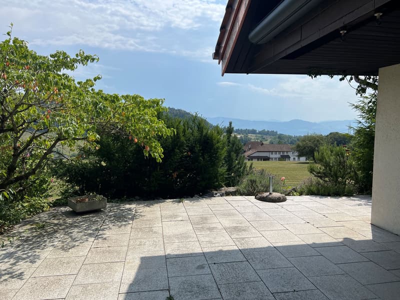 Teilweise gedeckter Sitzplatz mit schöner Aussicht