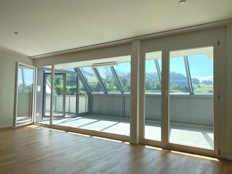 Wohnzimmer mit Blick in den Wintergarten