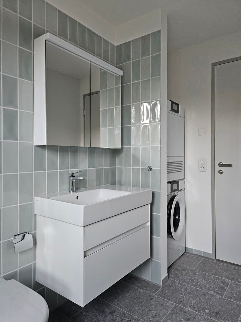 Bad mit WC, Lavabao mit Unterbau und Waschmaschine / Tumbler