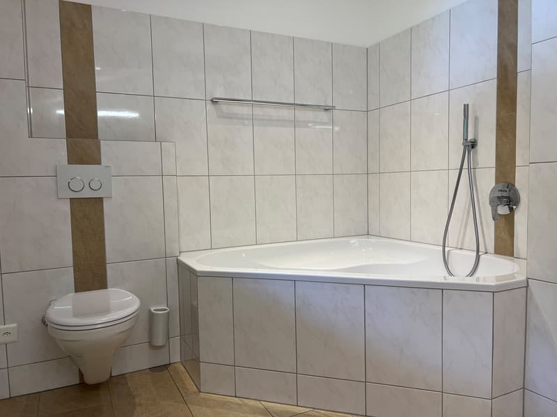 Bad mit Eckbadewanne im 1. OG