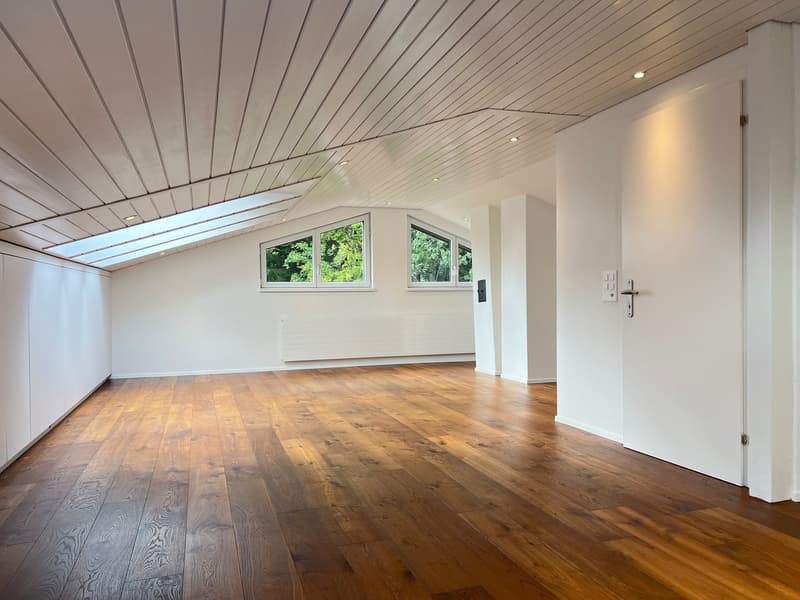 Dachzimmer mit Einbauschränken