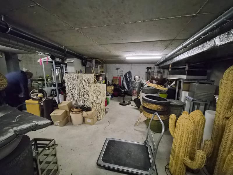 Attractive commercial/retail space (12)