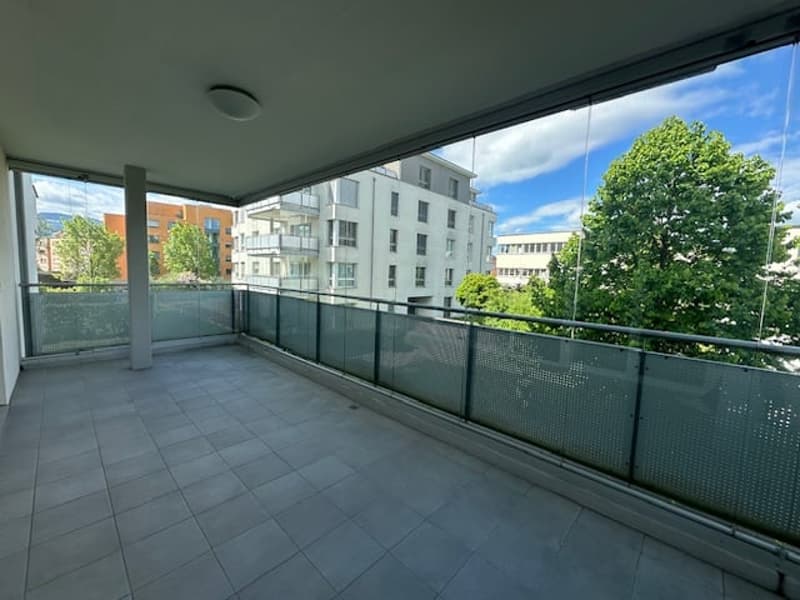 gedeckte und verglaste Balkonterrasse