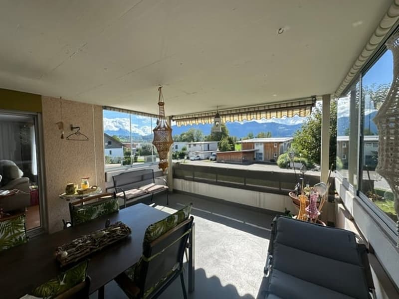 teilverglaste Balkonterrasse mit Aus- und Fernsichts südsot