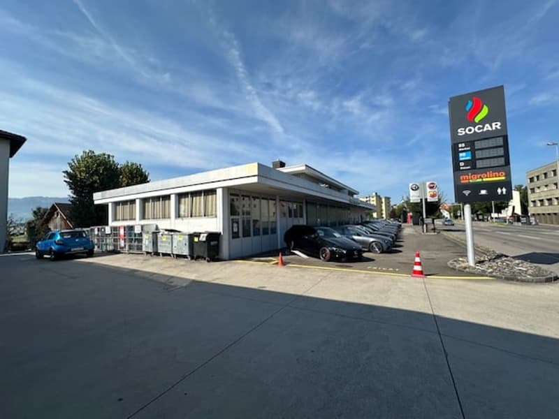 Ansicht Bestandesbaute (Autogarage-Werkstatt) / Baulandgrundstück