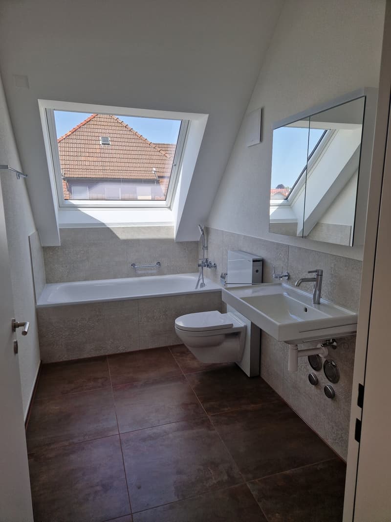 Appartement moderne 4.5 pièces en mansarde avec balcon à Wil (3)