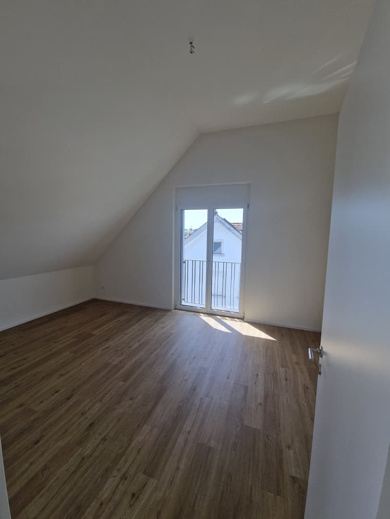 Appartement moderne 4.5 pièces en mansarde avec balcon à Wil (9)