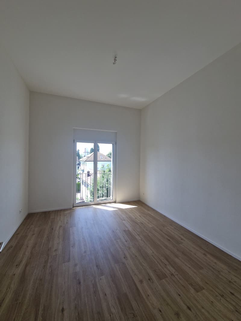 Appartement moderne 4.5 pièces en mansarde avec balcon à Wil (10)