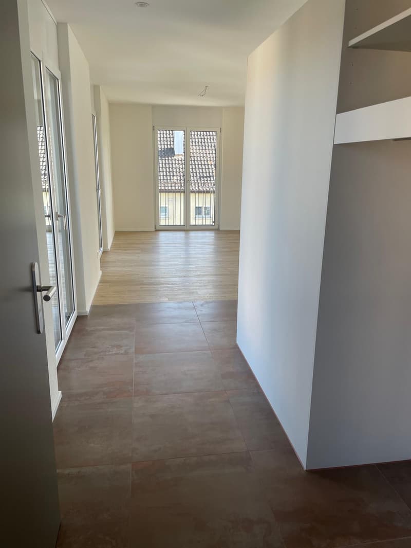 Appartement moderne 4.5 pièces en mansarde avec balcon à Wil (5)