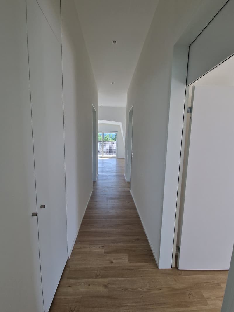 Appartement moderne 4.5 pièces en mansarde avec balcon à Wil (6)