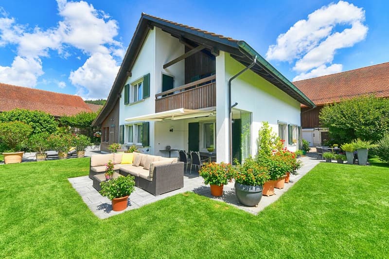 Hausansicht mit Sitzplatz