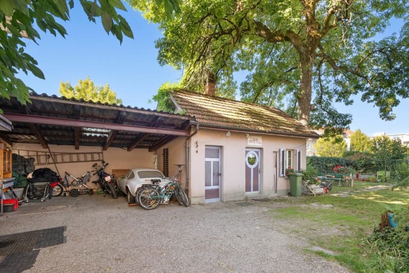 Carport mit Nebengebäude