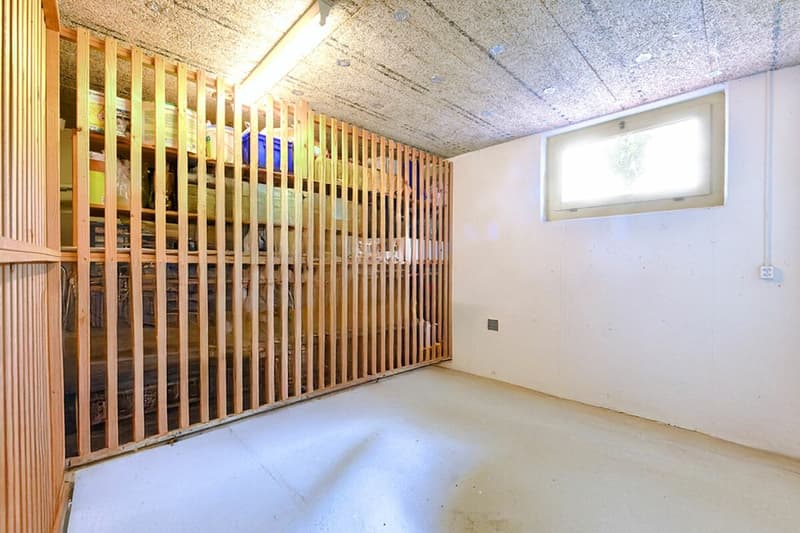 Geräumiger Keller mit Fenster im Untergeschoss