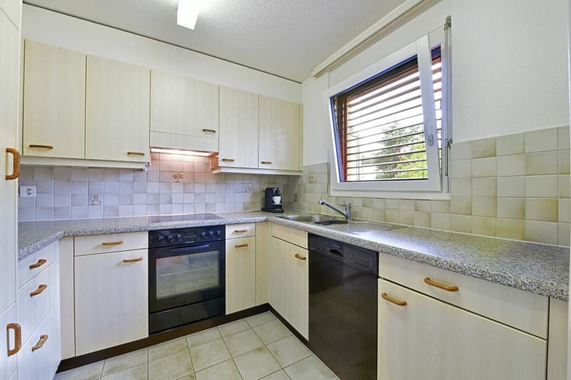 Die separate Küche  mit Fenster bietet viel platz