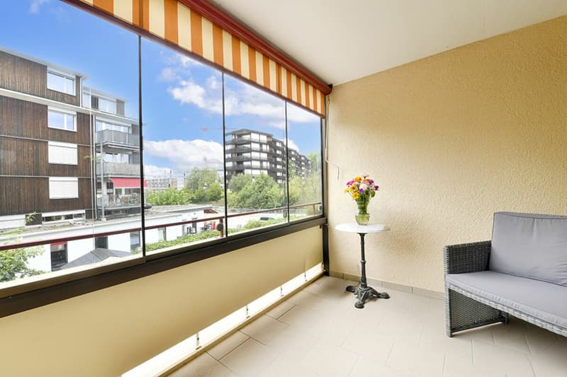 Gedeckter und vollverglaster Balkon
