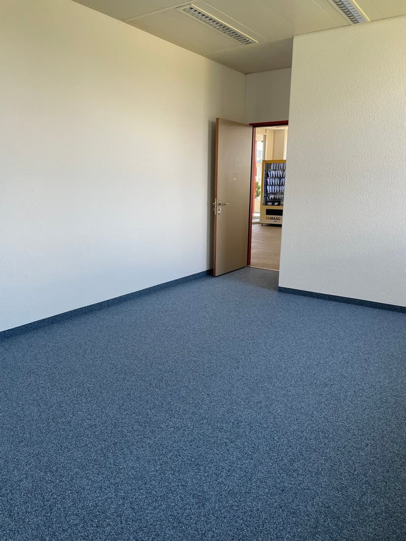 Kleinbüro im Industriegebiet von Oberglatt zu vermieten (3)