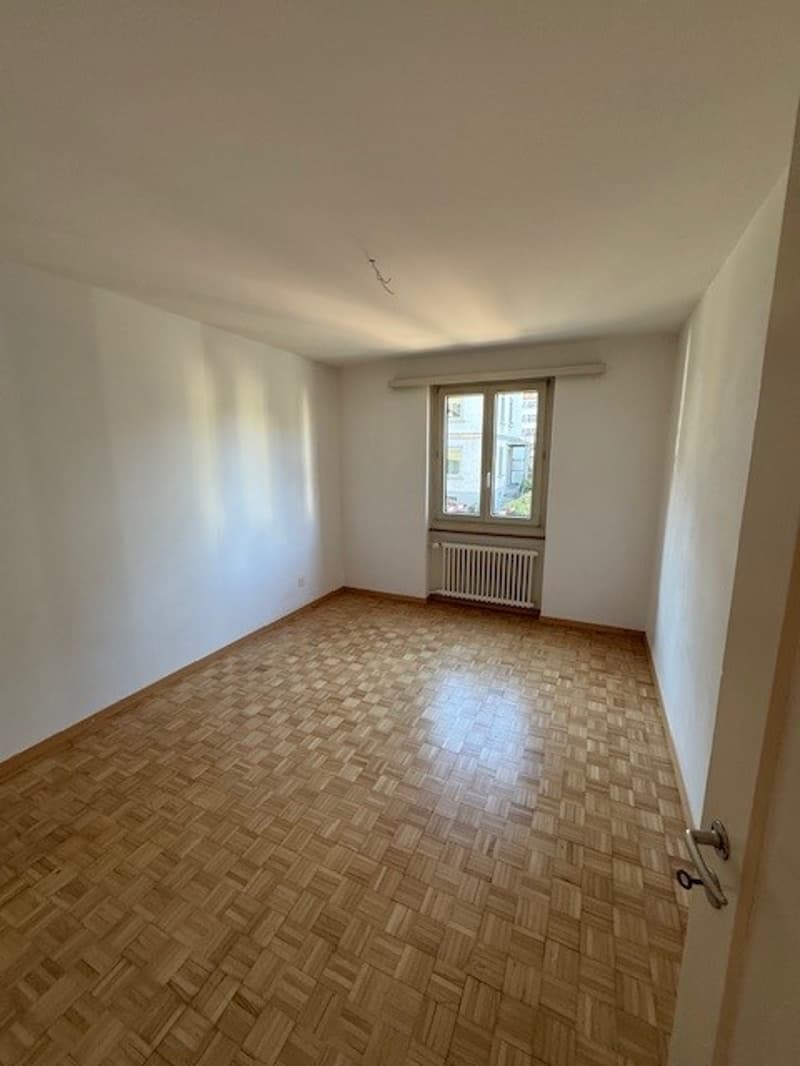 Beautiful and central old building apartment for rent (5)