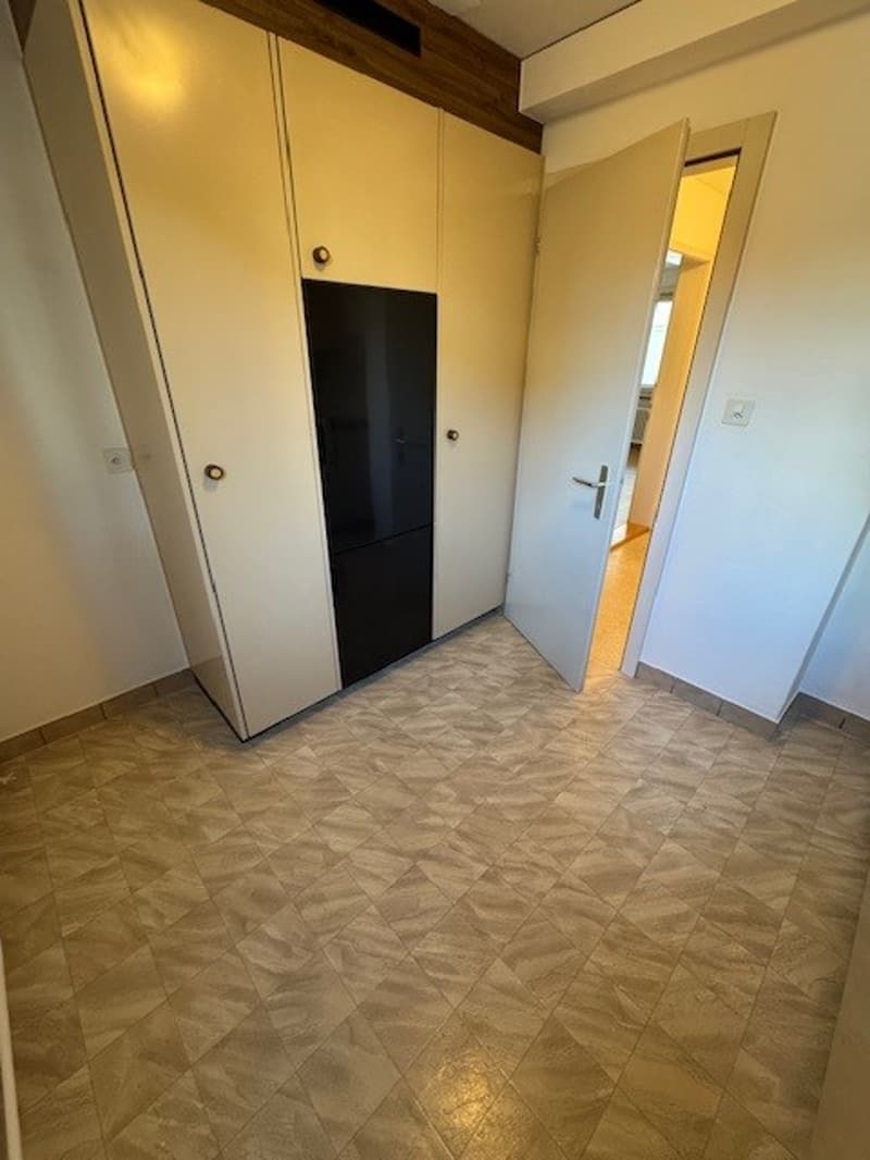 Beautiful and central old building apartment for rent (9)