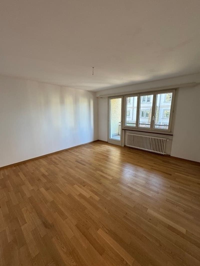 Beautiful and central old building apartment for rent (6)