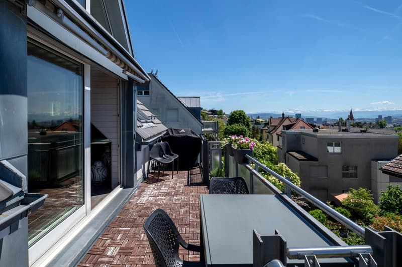 Sensational attic apartment in a preferred location! (9)