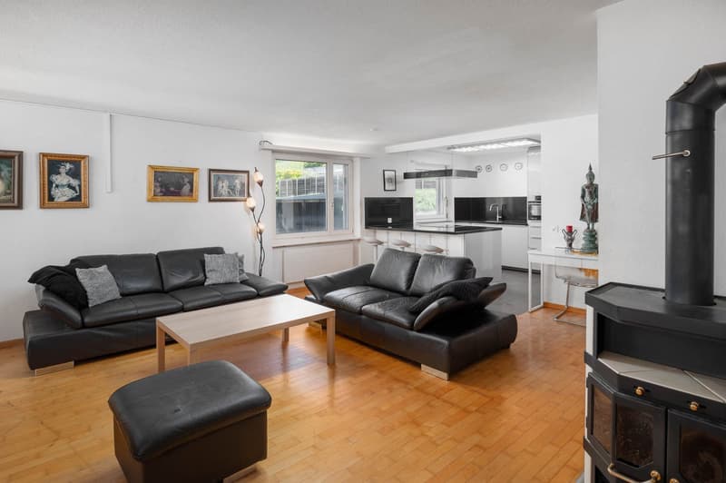 Charming Semi-Detached House with Potential! (2)