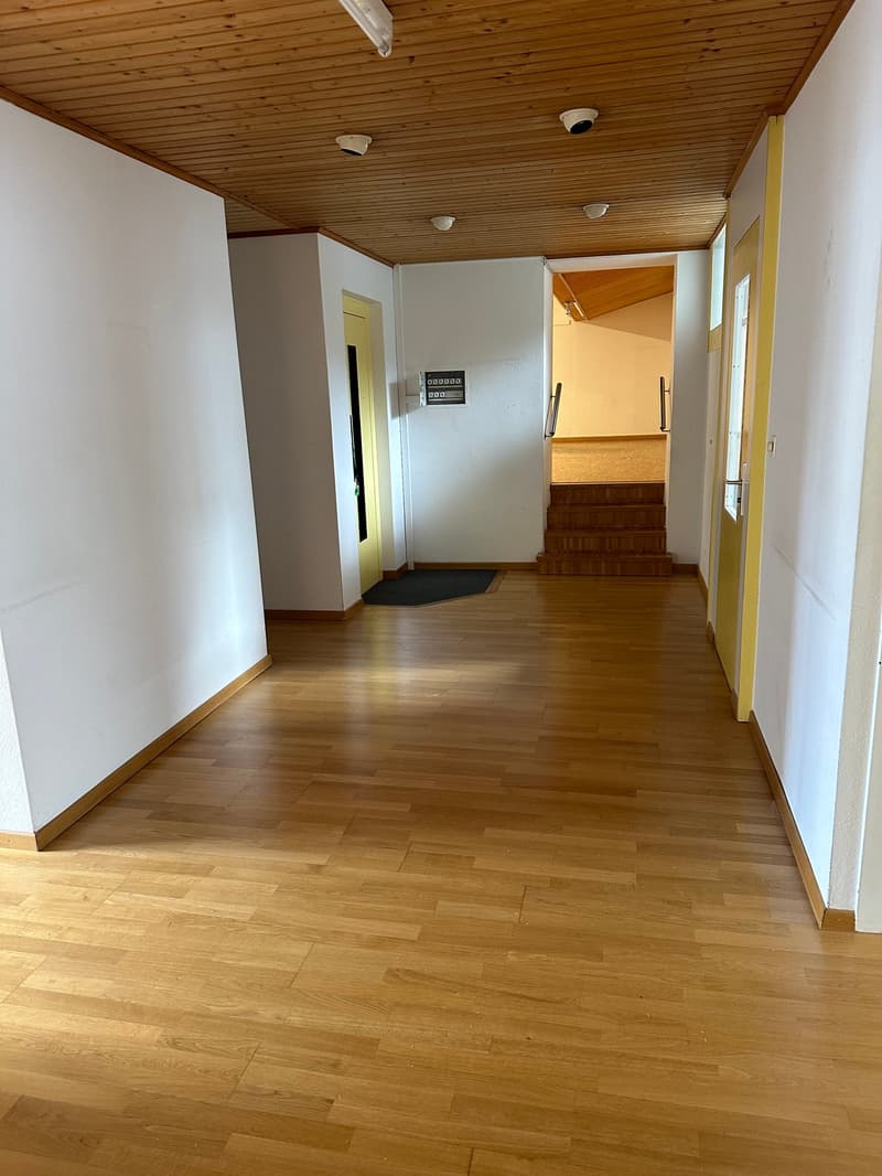 z.B. Eingang / Wartezimmer mit Lift