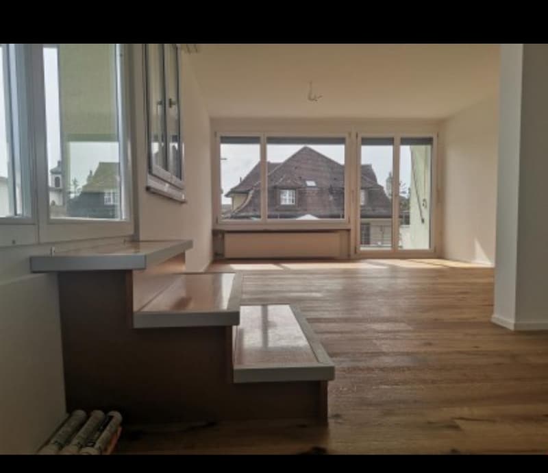 Wohn-/Esszimmer mit sep. Balkon und Ausgang zur grossen Terrasse