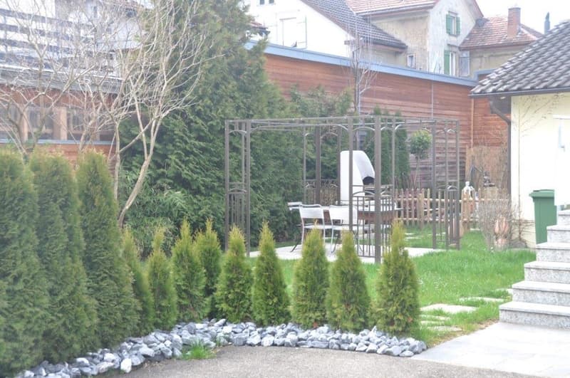 Vor dem Haus für alle ein Grill-Sitzplatz
