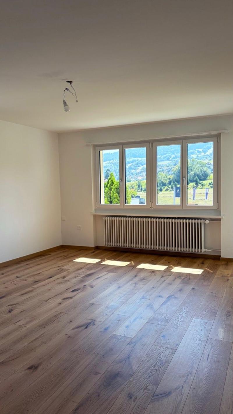 Wohnzimmer mit schönen Holzböden