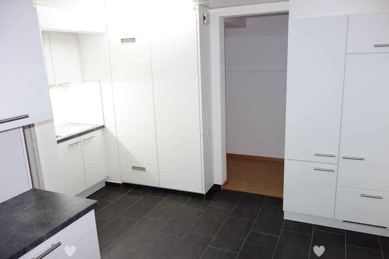 Neuwertige unmöblierte 3.5 Zimmerwohnung zentral in Biel (4)