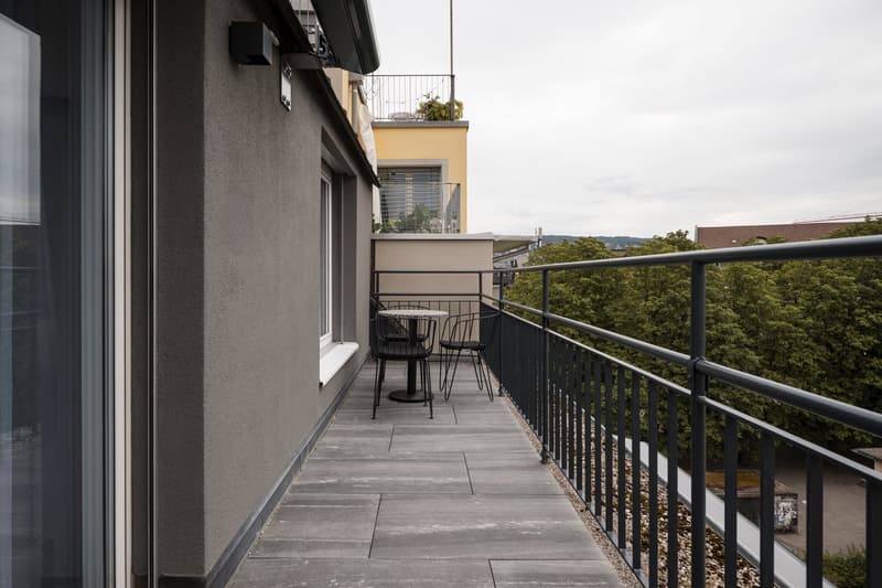 Incantevole appartamento mansardato di 2,5 locali con balcone a Zürich Wiedikon (11)
