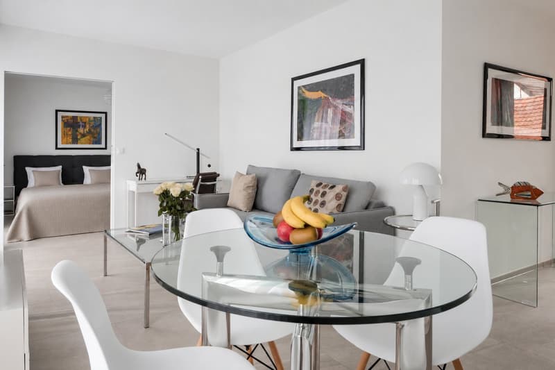 Incantevole appartamento mansardato di 2,5 locali con balcone a Zürich Wiedikon (1)