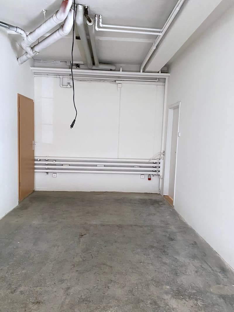 Commercial space with separate entrance – ideal for studio or workshop (12)