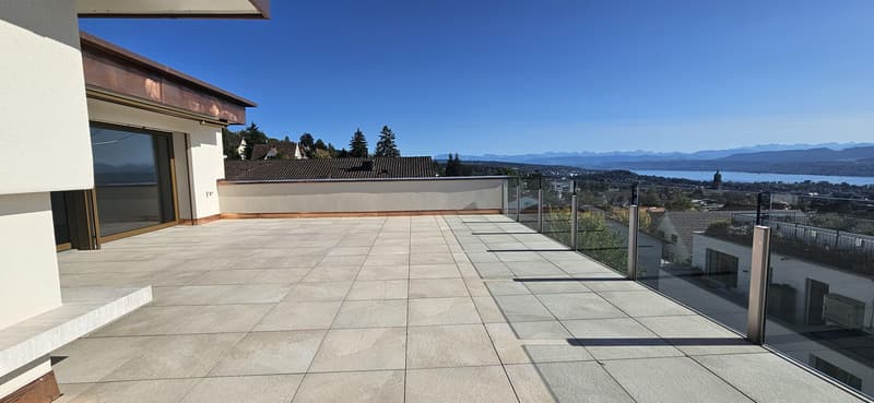 Geniessen Sie ein exklusives Wohnambiente mit einem Weitblick, der von der Stadt Zürich über den Zürichsee bis in die Ferne reicht! (12)