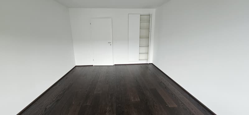 Geniessen Sie ein exklusives Wohnambiente mit einem Weitblick, der von der Stadt Zürich über den Zürichsee bis in die Ferne reicht! (5)