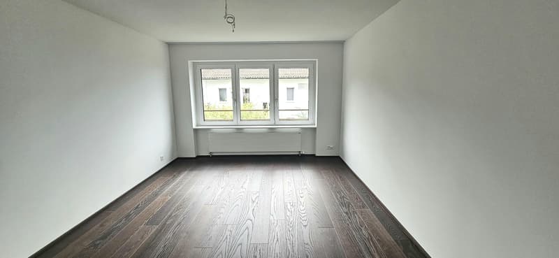 Geniessen Sie ein exklusives Wohnambiente mit einem Weitblick, der von der Stadt Zürich über den Zürichsee bis in die Ferne reicht! (6)