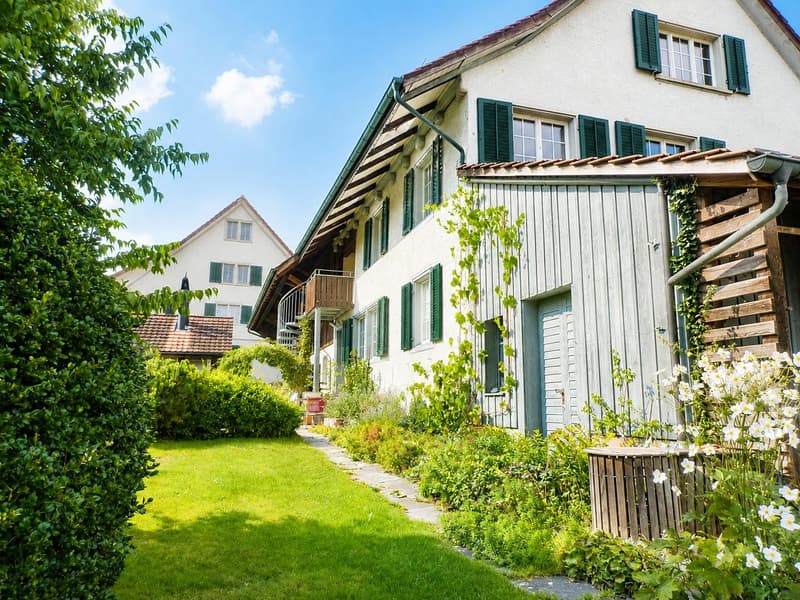 Traumhafte 6.5-Zimmerwohnung mit Cheminée und idyllischem Garten (1)
