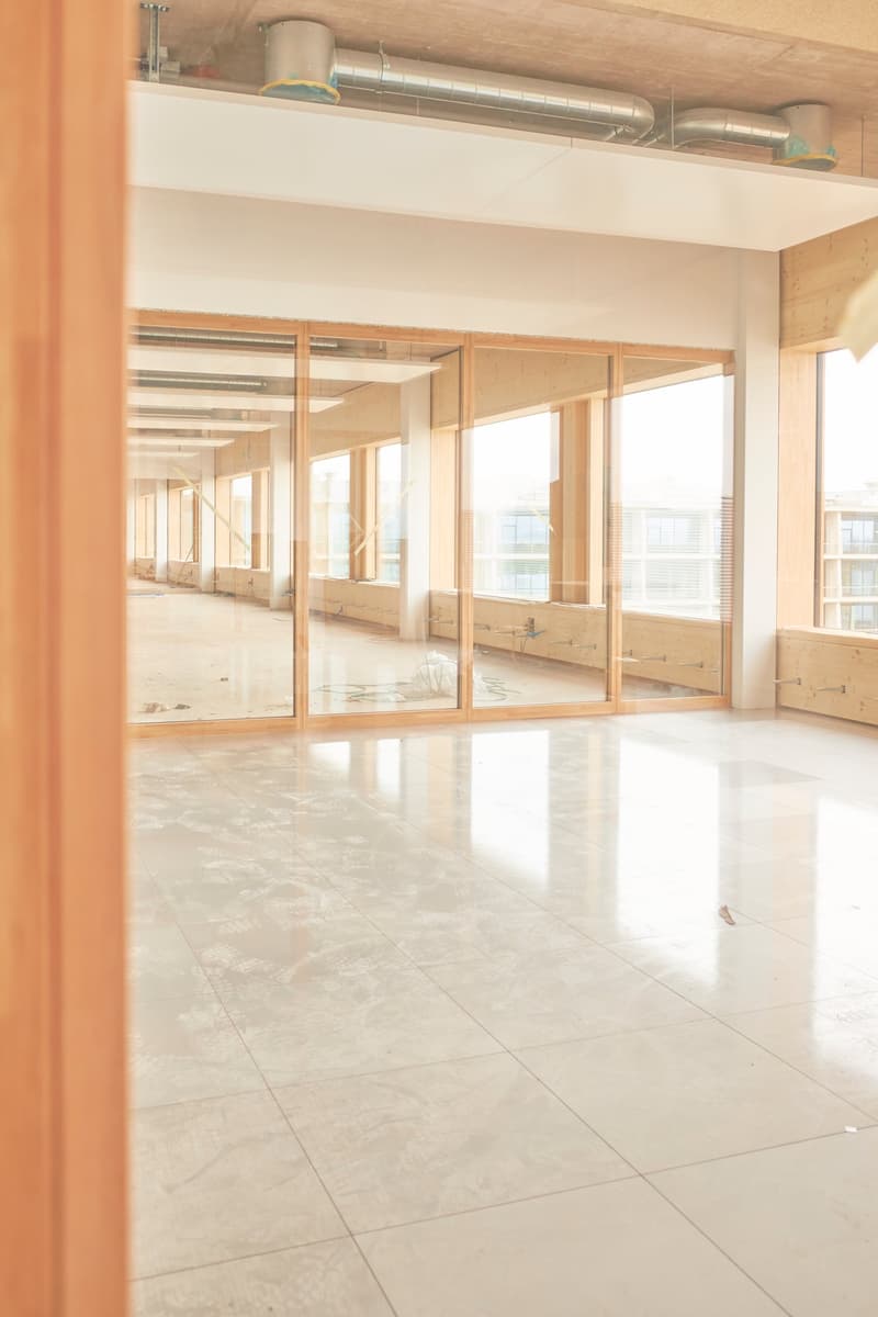 1'450 m² vetrina al piano terra: showroom, caffè o studio nel Main Campus, Basilea (16)