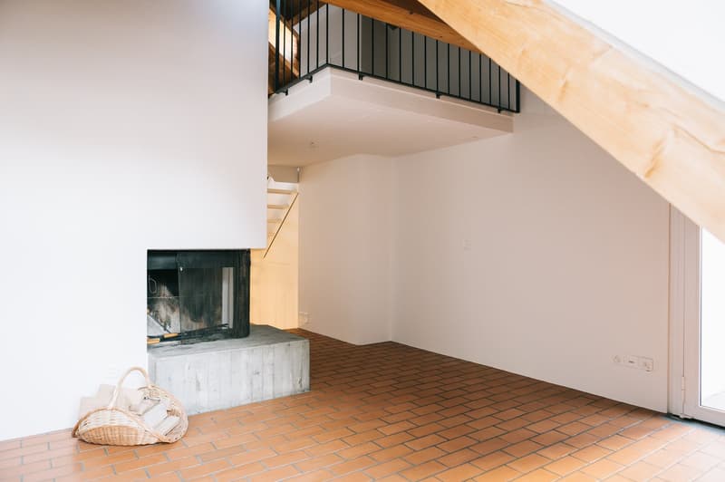 Wohnzimmer mit Kamin und Galerie