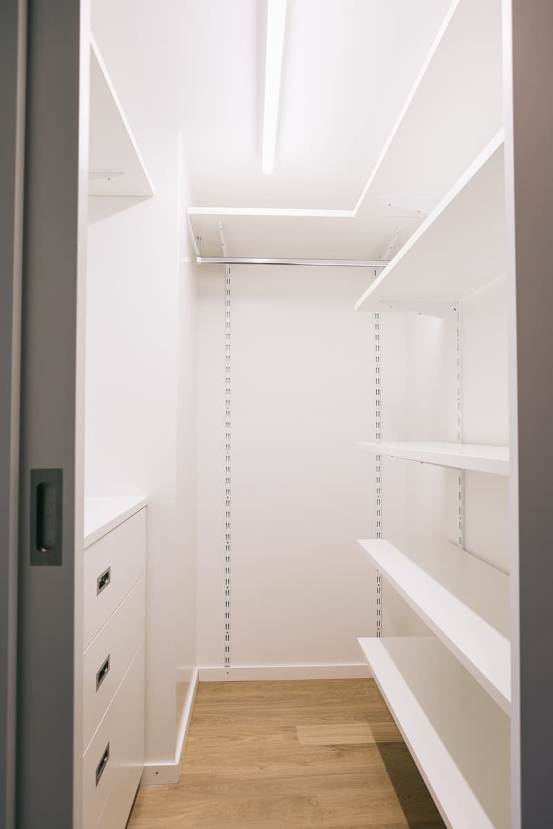 Begehbarer Schrank im Schlafzimmer