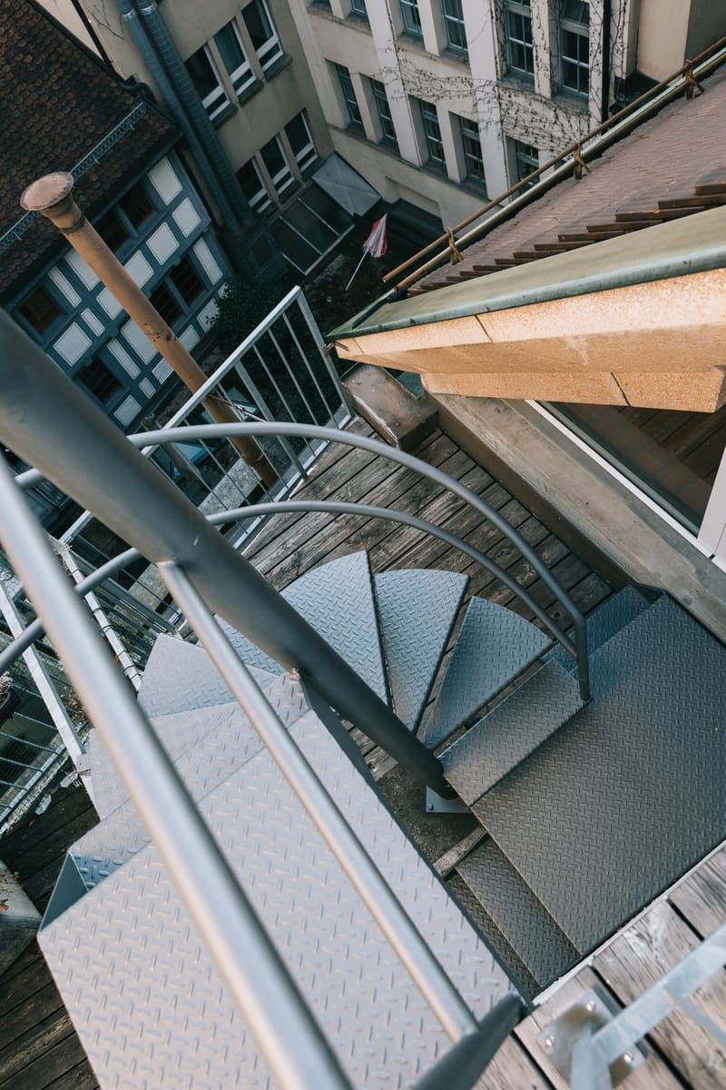 Aufgang aus Wohnzimmer zur Terrasse mit kleinem Zwischenbalkon