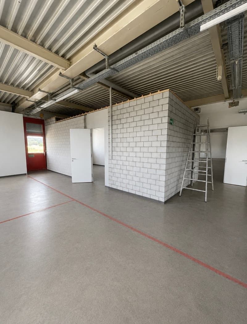 Grand entrepôt cherche locataire (4)