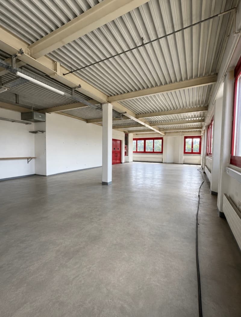 Grand entrepôt cherche locataire (3)