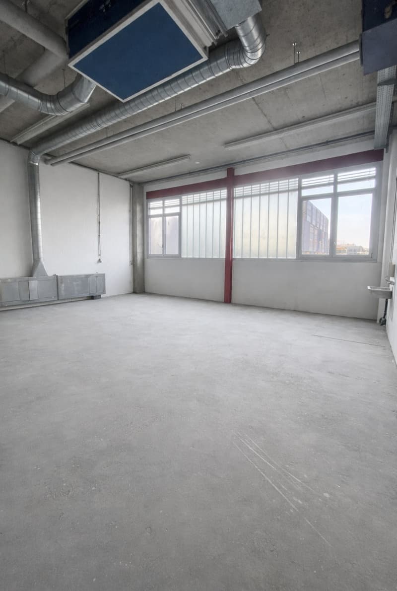 Spacious, versatile storage space in a central location in Bülach (3)