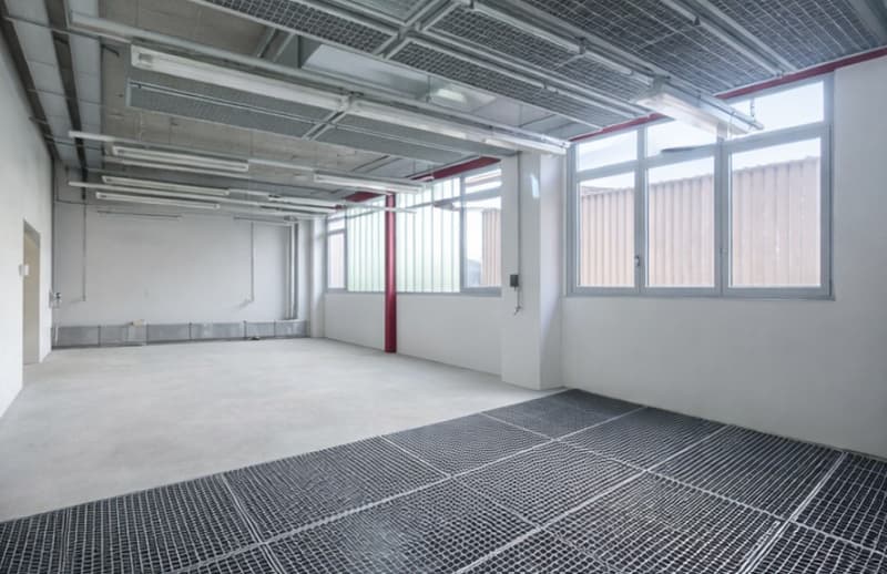 Spacious, versatile storage space in a central location in Bülach (2)