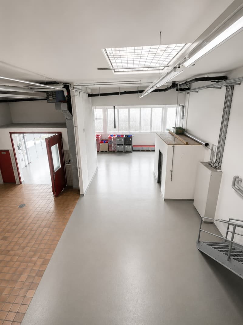 Espace industriel avec scène de stockage et grande porte à emplacement central (6)