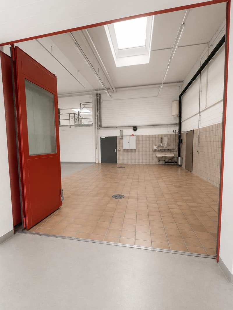 Espace industriel avec scène de stockage et grande porte à emplacement central (3)